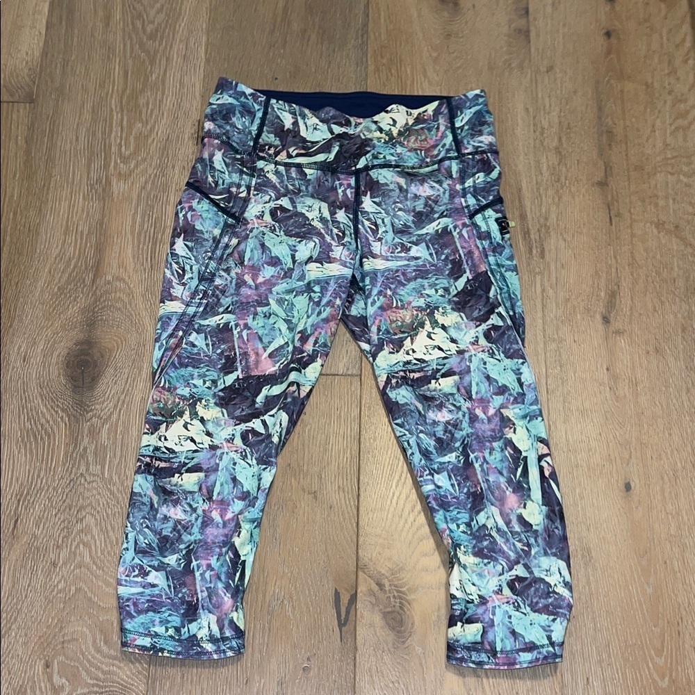 Lululemon yoga legging capri crop pants size 4 multi colored workout athletic
